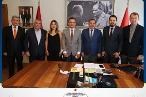 İzmir/Konak Belediye Başkanı Abdül Batur Bey'i makamında ziyaret ettik.